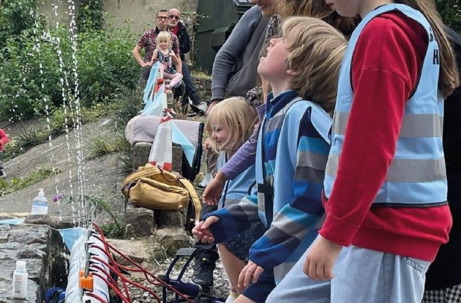 Hand in Hand: testing an intergenerational art practice