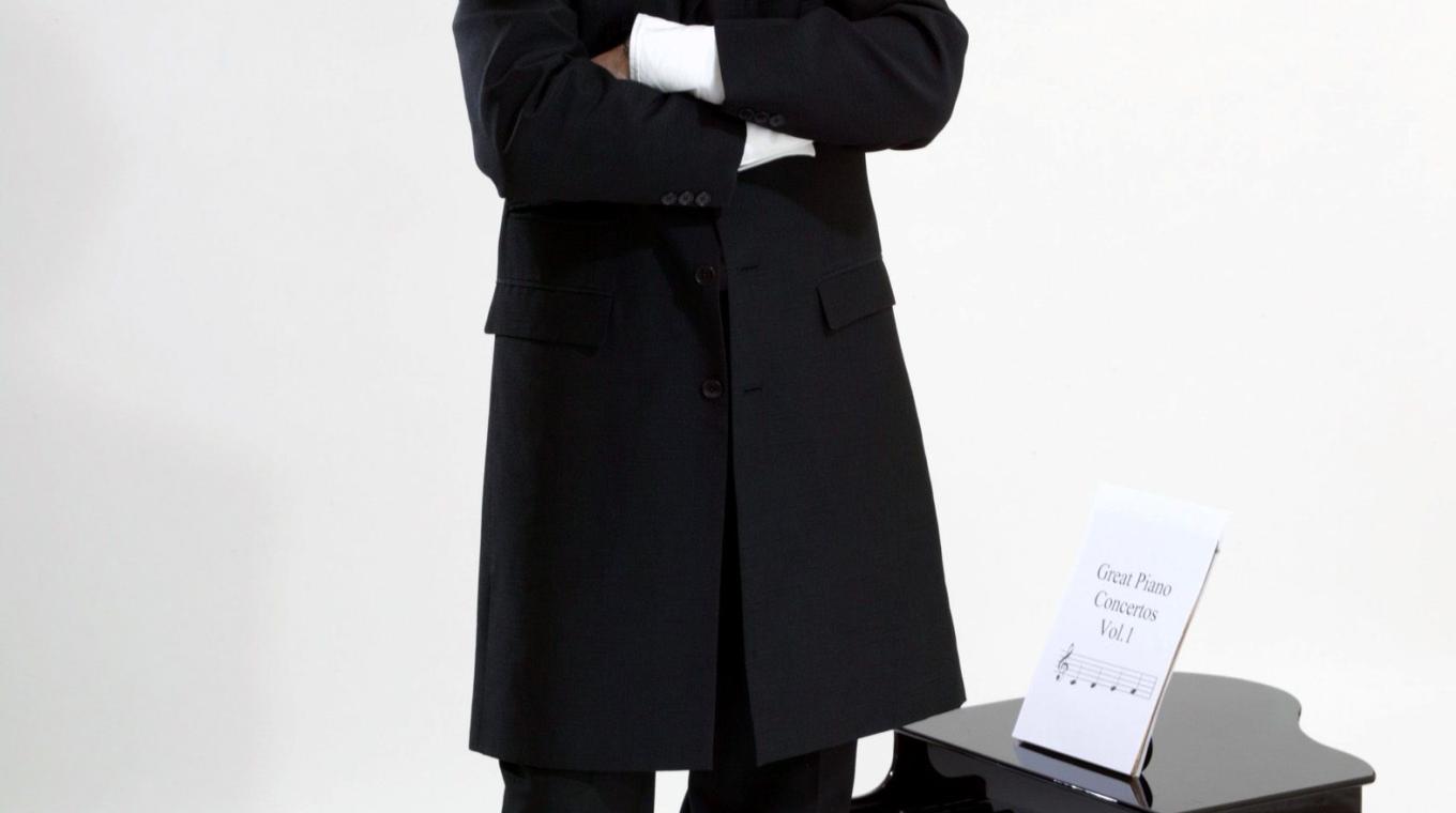 Rainer Hersch stood next to a children's small grand piano